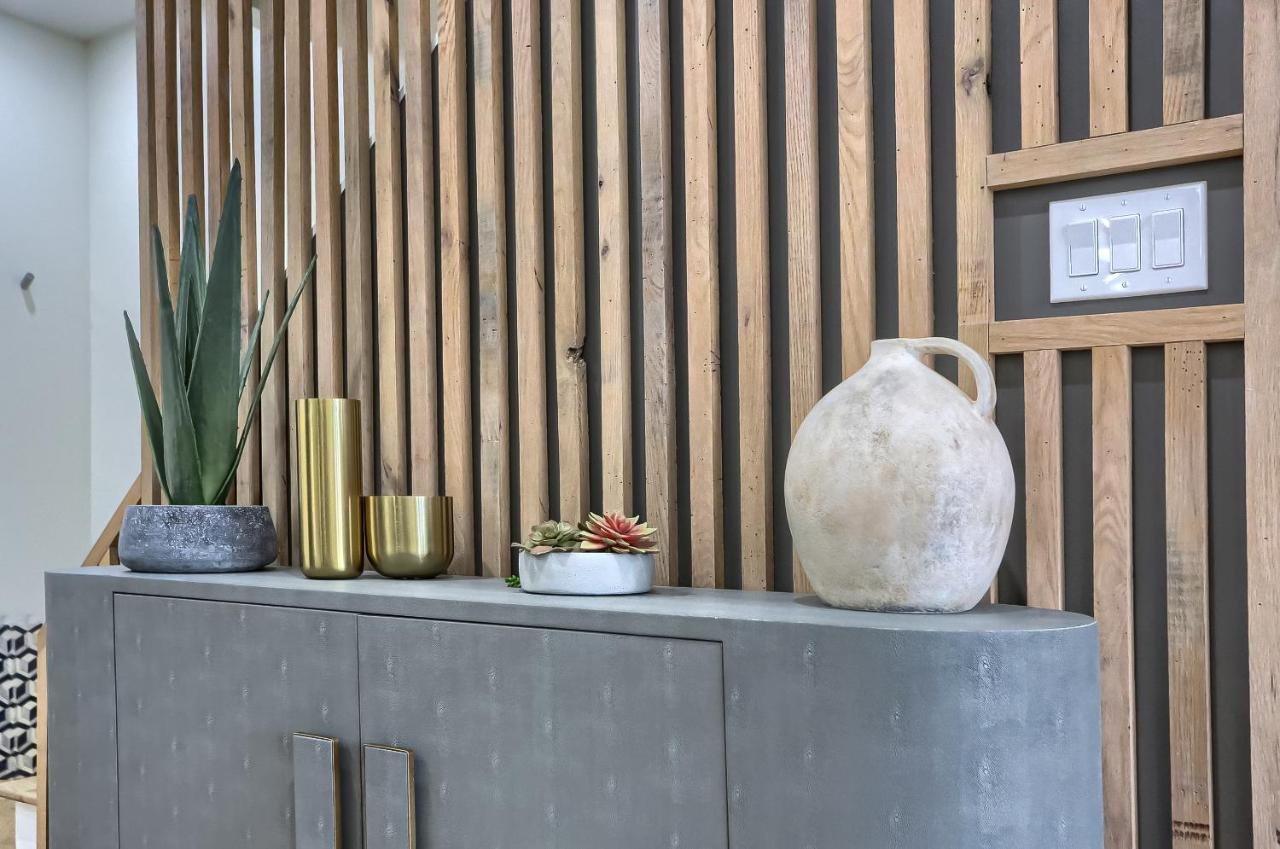 Casa de férias Urban Oasis Retreat With Luxury Design, Hot Tub, Fire Pit, Breathtaking Downtown & River Views *