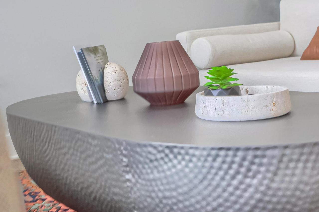 Urban Oasis Retreat With Luxury Design, Hot Tub, Fire Pit, Breathtaking Downtown & River Views Сasa de vacaciones *