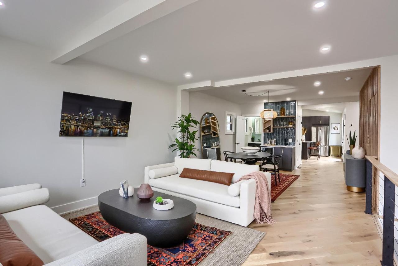 Urban Oasis Retreat With Luxury Design, Hot Tub, Fire Pit, Breathtaking Downtown & River Views Сasa de vacaciones