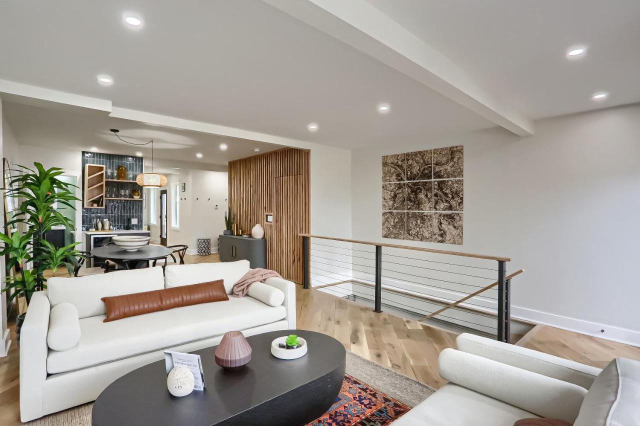 Сasa de vacaciones Urban Oasis Retreat With Luxury Design, Hot Tub, Fire Pit, Breathtaking Downtown & River Views