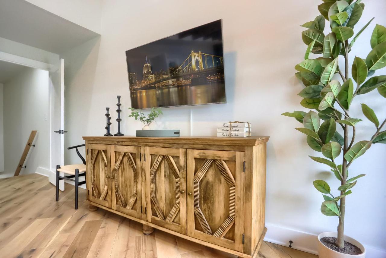 Сasa de vacaciones Urban Oasis Retreat With Luxury Design, Hot Tub, Fire Pit, Breathtaking Downtown & River Views