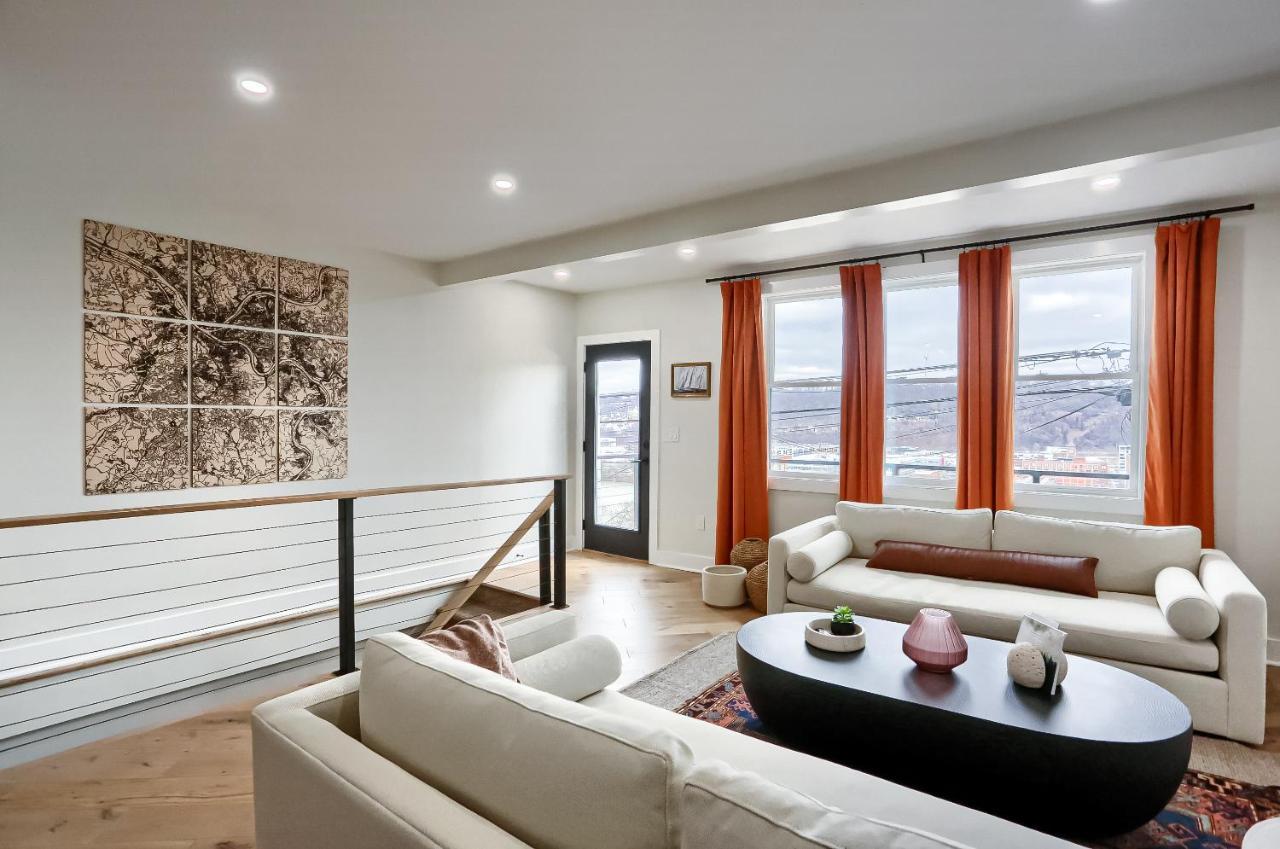 Сasa de vacaciones Urban Oasis Retreat With Luxury Design, Hot Tub, Fire Pit, Breathtaking Downtown & River Views *
