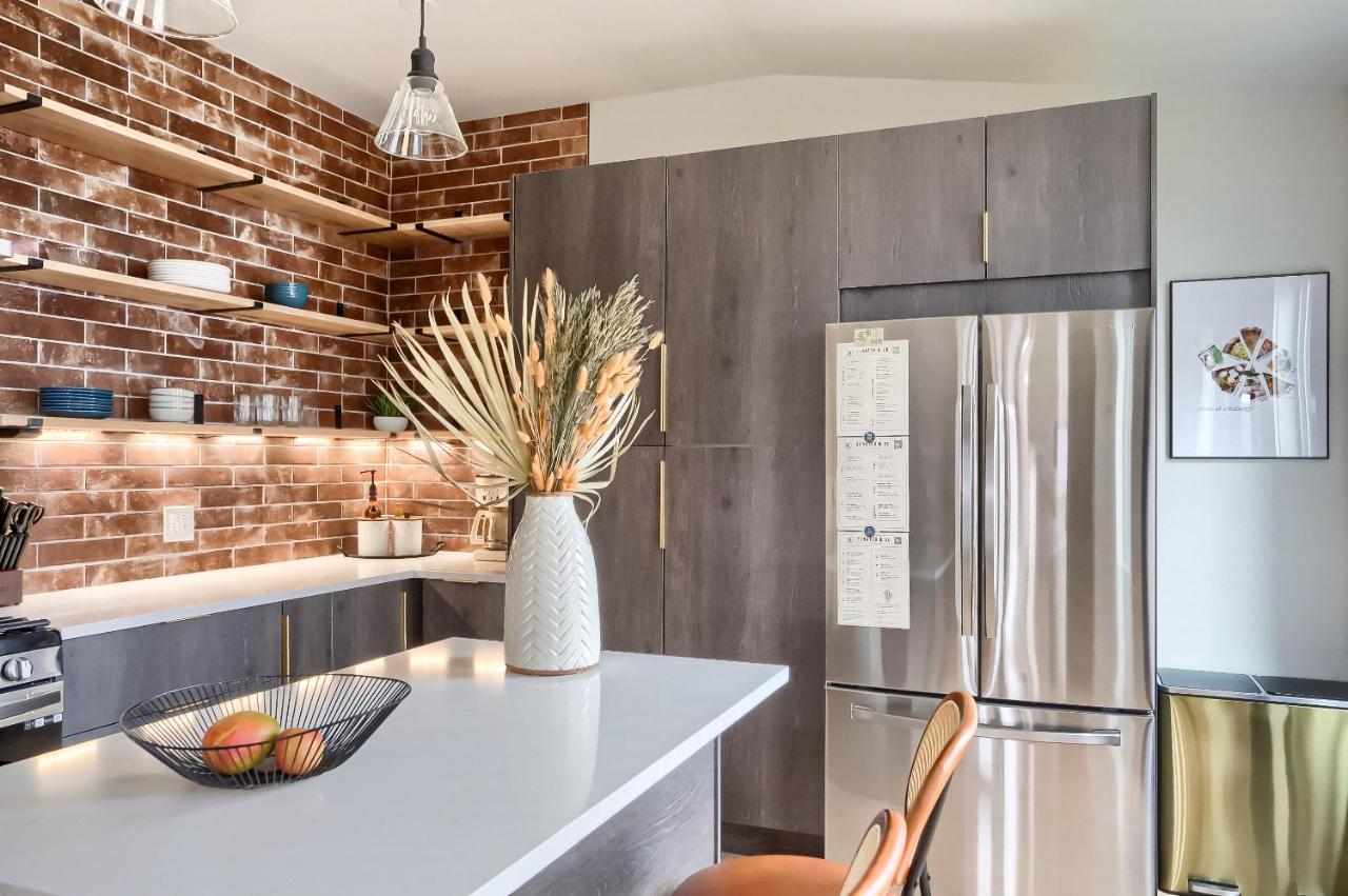 Urban Oasis Retreat With Luxury Design, Hot Tub, Fire Pit, Breathtaking Downtown & River Views Сasa de vacaciones
