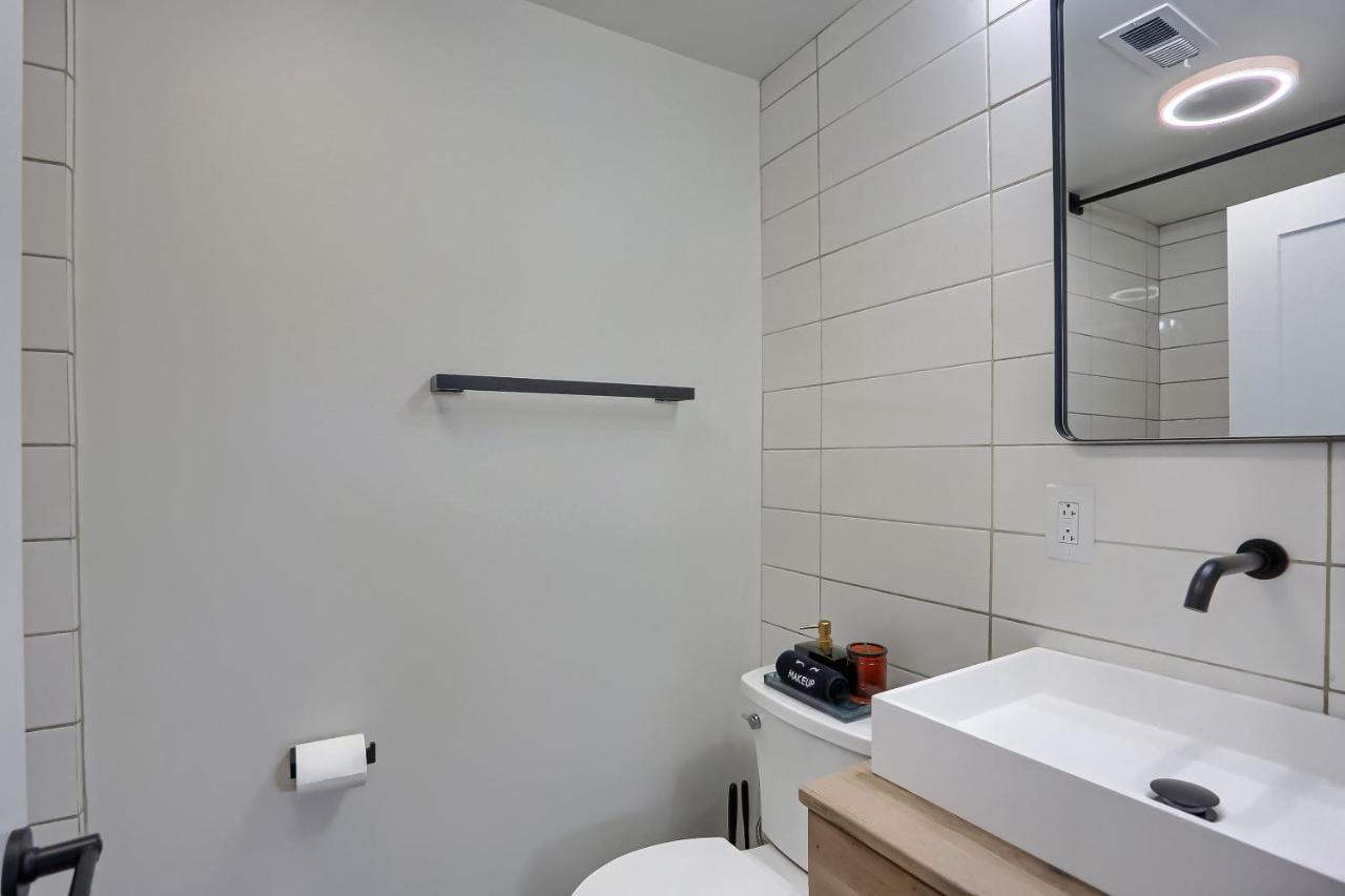 Urban Oasis Retreat With Luxury Design, Hot Tub, Fire Pit, Breathtaking Downtown & River Views Сasa de vacaciones *