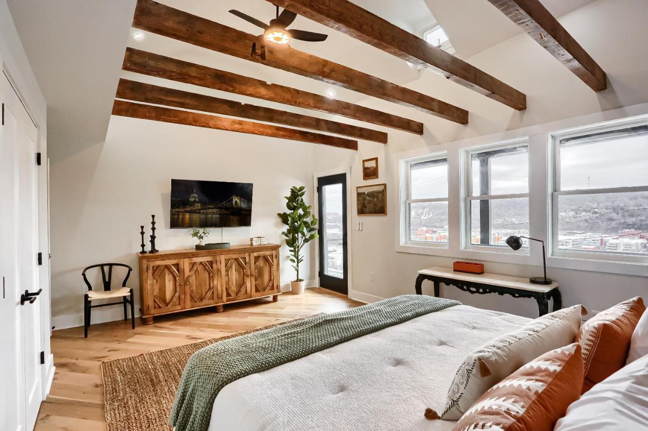 Urban Oasis Retreat With Luxury Design, Hot Tub, Fire Pit, Breathtaking Downtown & River Views Сasa de vacaciones