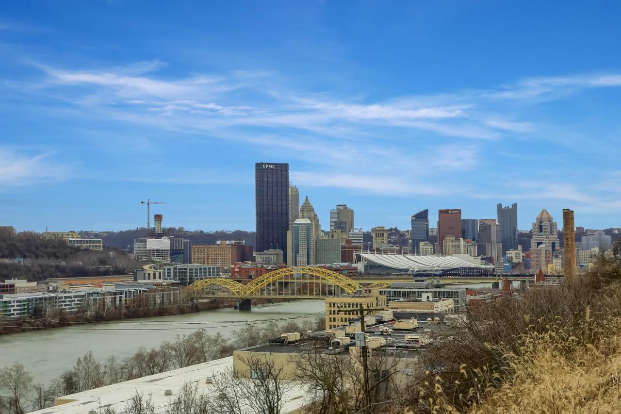 Urban Oasis Retreat With Luxury Design, Hot Tub, Fire Pit, Breathtaking Downtown & River Views Сasa de vacaciones