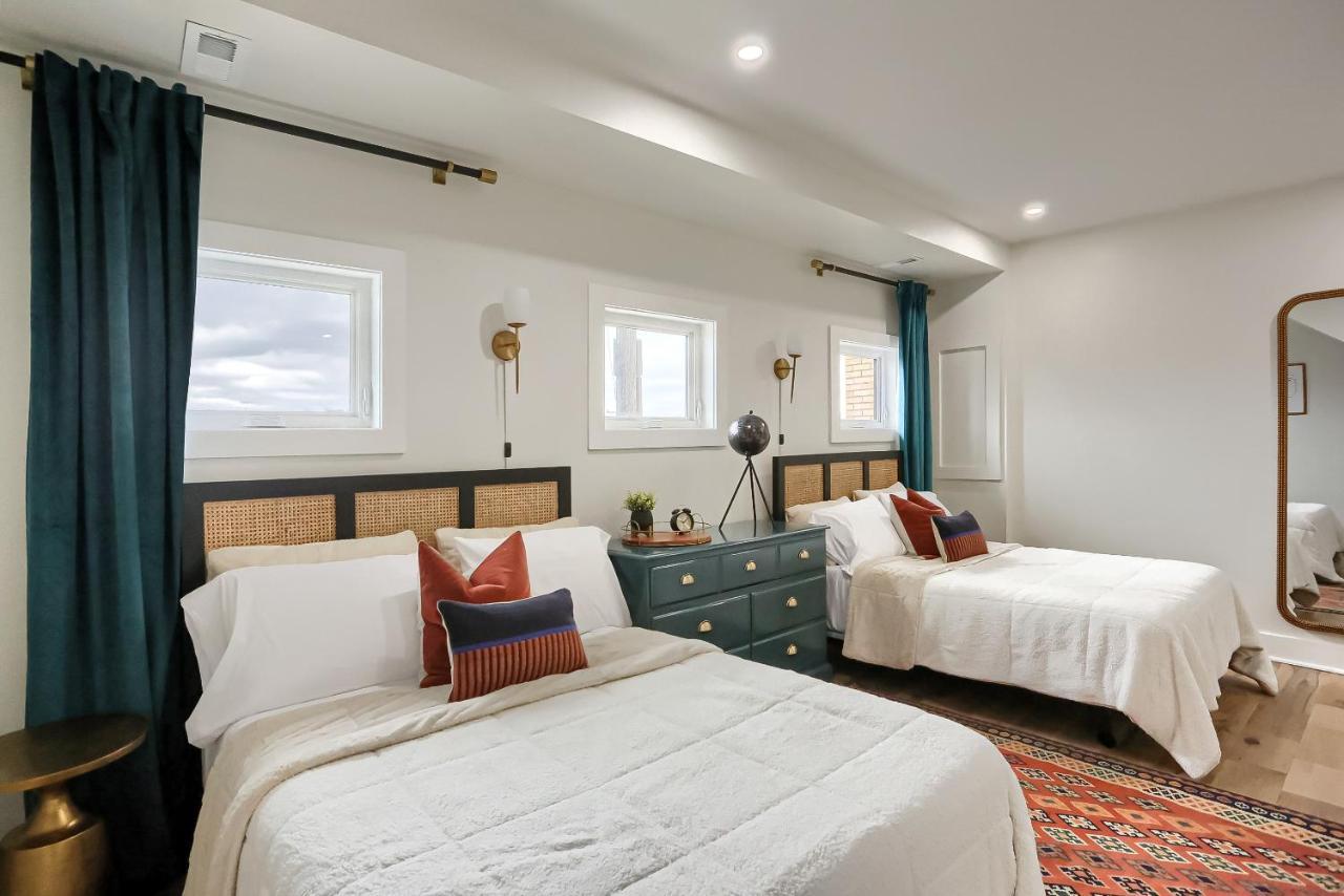 Сasa de vacaciones Urban Oasis Retreat With Luxury Design, Hot Tub, Fire Pit, Breathtaking Downtown & River Views *