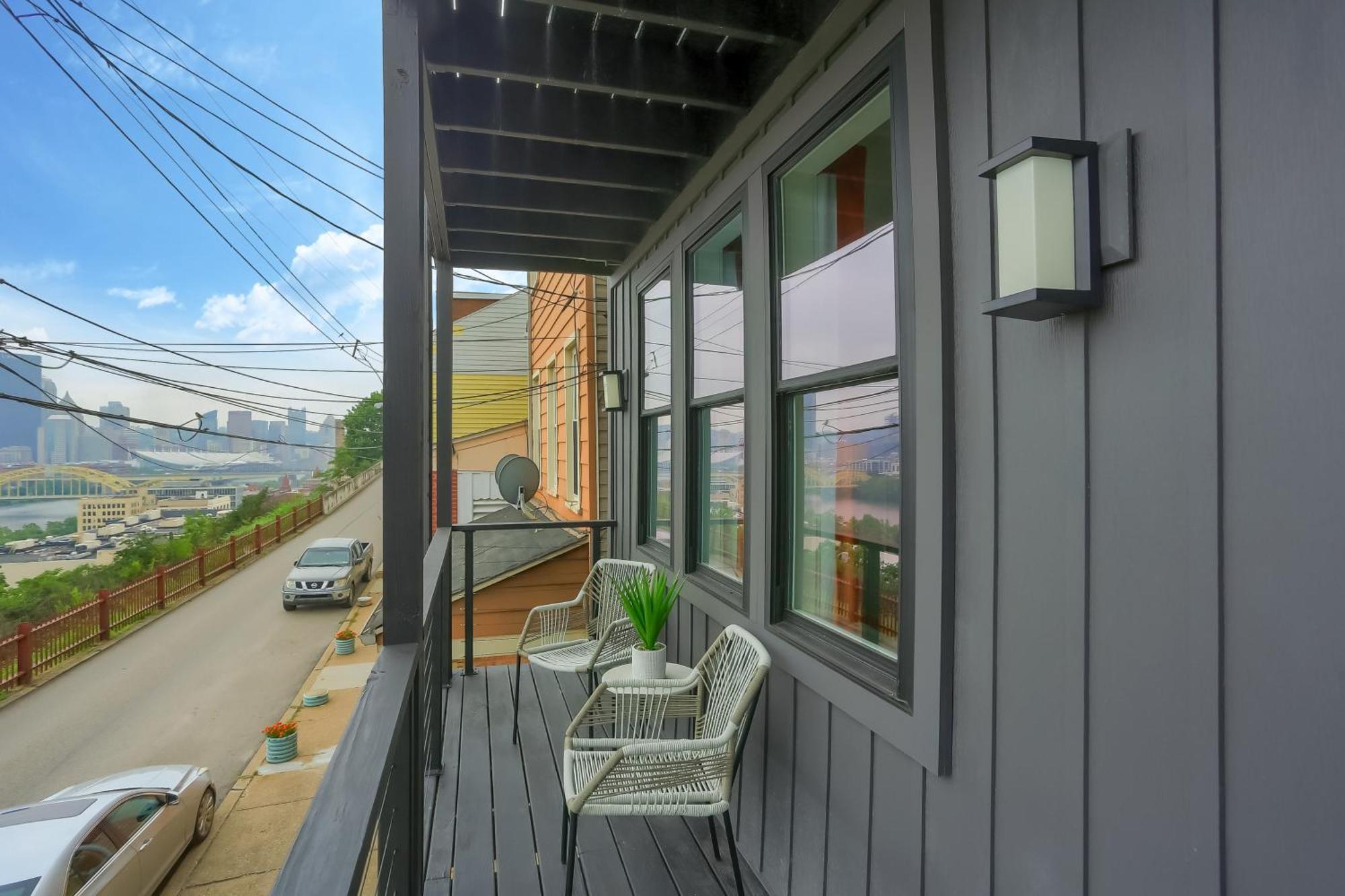 Сasa de vacaciones Urban Oasis Retreat With Luxury Design, Hot Tub, Fire Pit, Breathtaking Downtown & River Views *