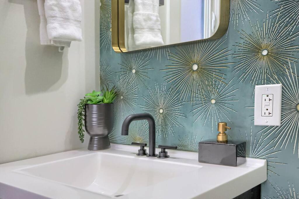 Holiday home Urban Oasis Retreat With Luxury Design, Hot Tub, Fire Pit, Breathtaking Downtown & River Views